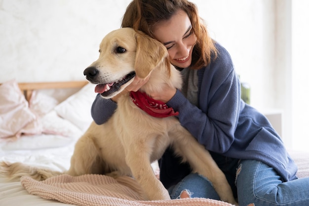 Mulher com tiro médio segurando cachorro