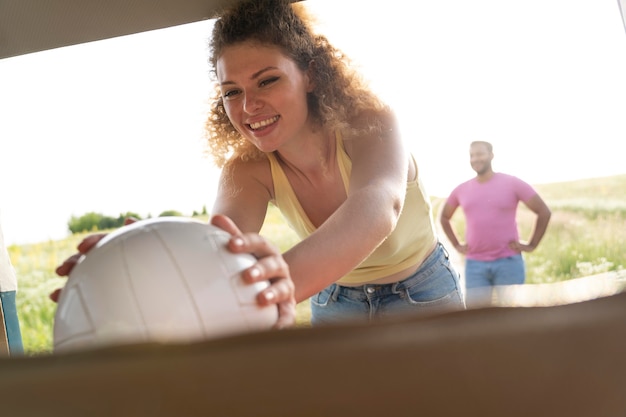 Foto grátis mulher com tiro médio segurando uma bola