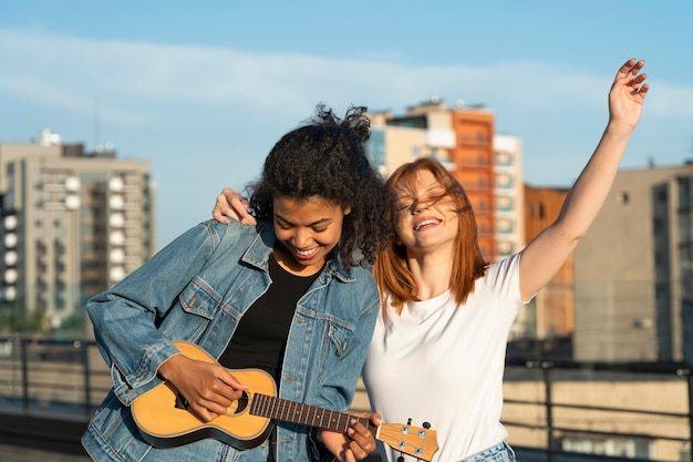 Mulher com tiro médio tocando violão