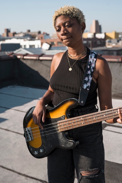 Mulher com tiro médio tocando violão