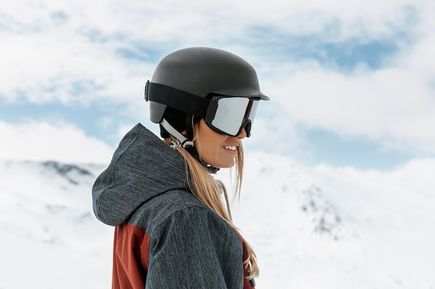 Mulher com tiro médio usando capacete de esqui