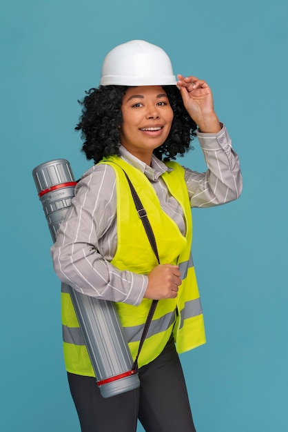 Mulher com tiro médio usando capacete