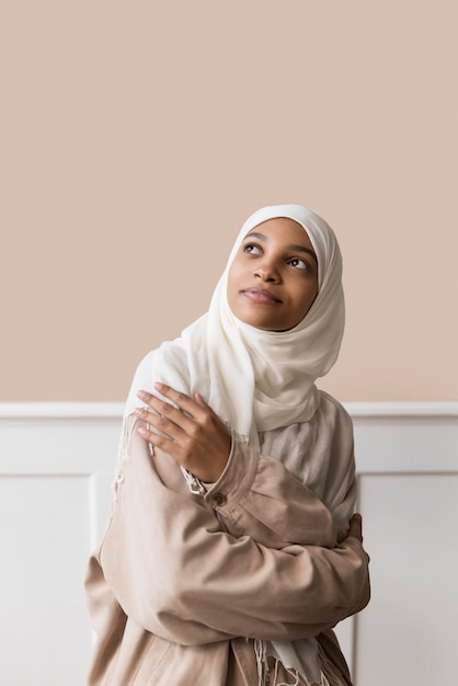 Mulher com tiro médio usando hijab