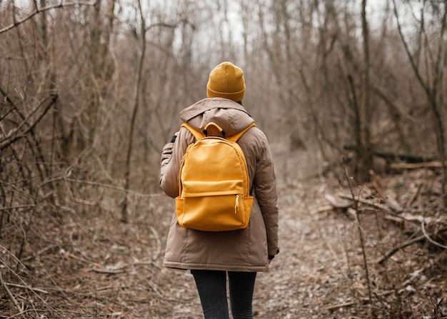 Mulher com tiro médio usando mochila