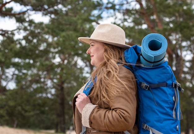 Foto grátis mulher com tiro médio usando mochila