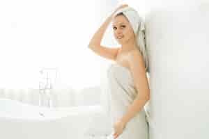 Foto grátis mulher com toalha na cabeça e corpo após o banho