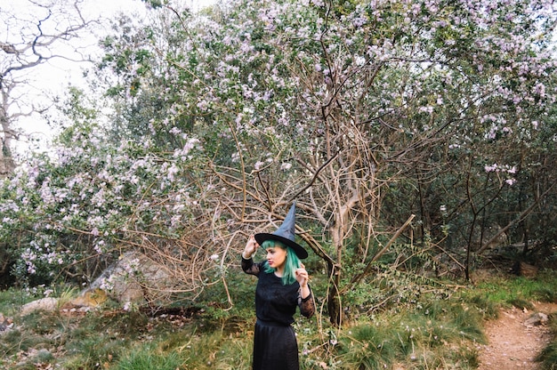 Foto grátis mulher com traje de bruxa posando na floresta