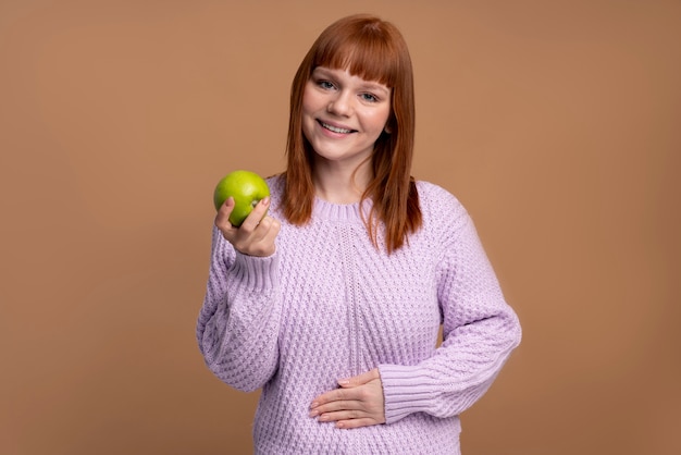 Foto grátis mulher com transtorno alimentar decidindo que comida comer