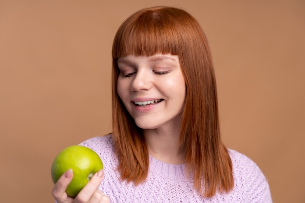 Foto grátis mulher com transtorno alimentar decidindo que comida comer