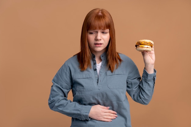 Mulher com transtorno alimentar e dor de barriga