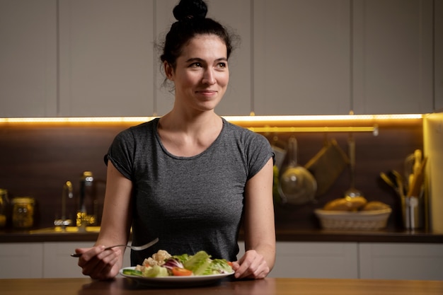 Mulher com transtorno alimentar tentando se alimentar de maneira saudável