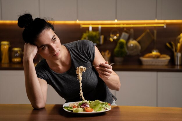 Mulher com transtorno alimentar tentando se alimentar de maneira saudável