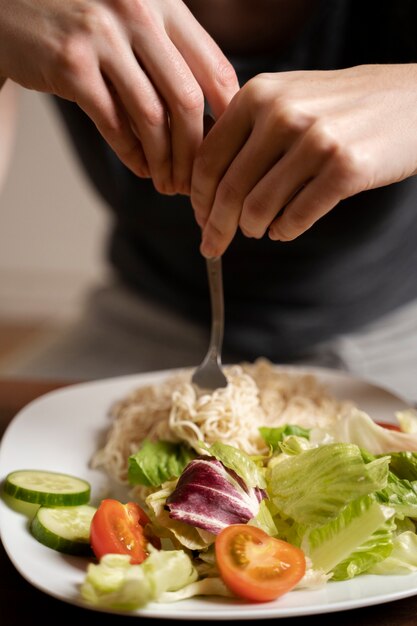 Mulher com transtorno alimentar tentando se alimentar de maneira saudável