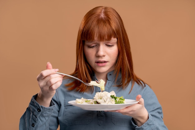 Mulher com transtorno alimentar tentando se alimentar de maneira saudável