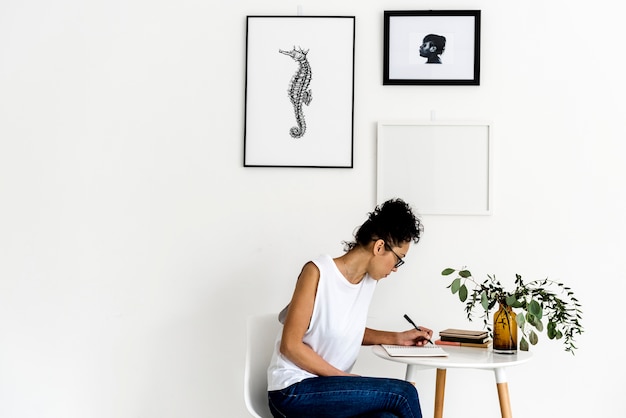 Foto grátis mulher, com, um, caderno, ligado, a, tabela