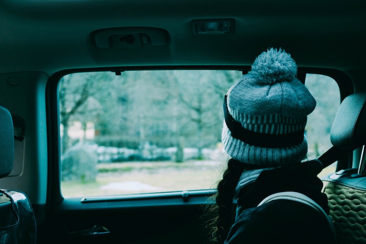 Foto grátis mulher com um chapéu, sentado dentro de um carro, olhando pela janela