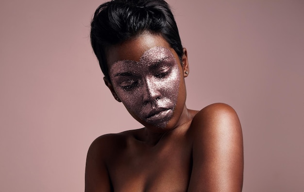 Foto grátis mulher com um coração rosa no rosto