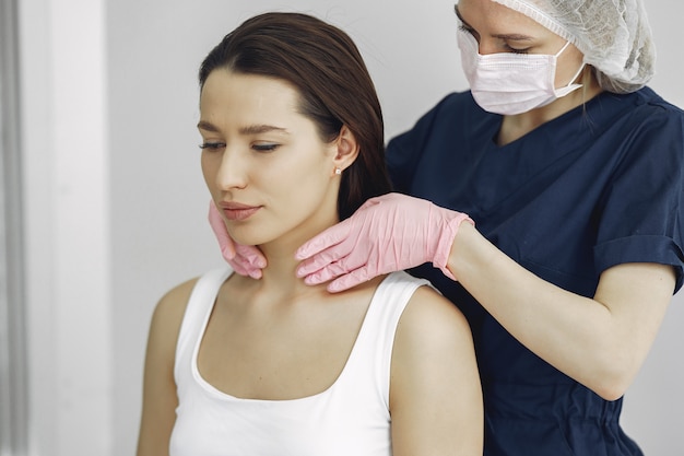 Mulher com um médico no estúdio de cosmetologia