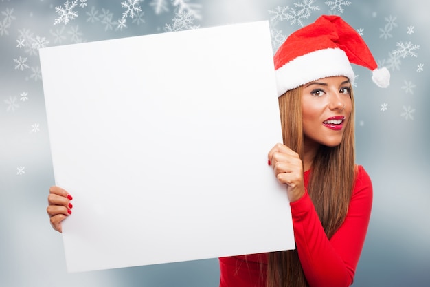 Foto grátis mulher com um sinal em um fundo dos flocos de neve