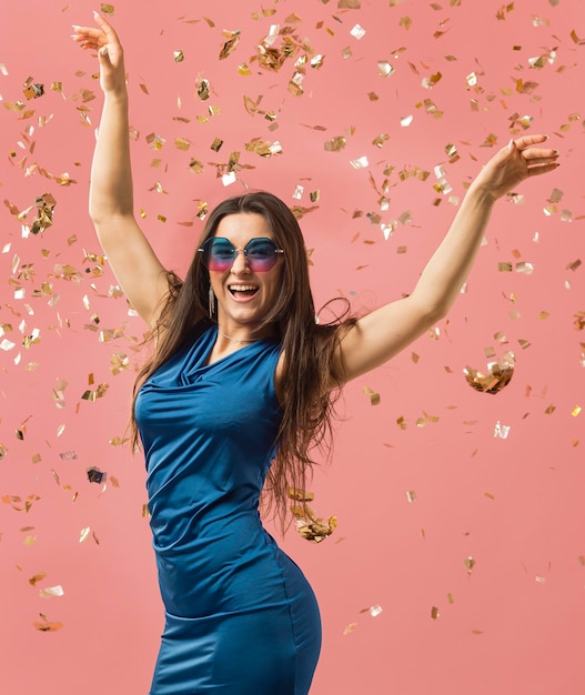 Foto grátis mulher com um vestido elegante usando óculos escuros na festa