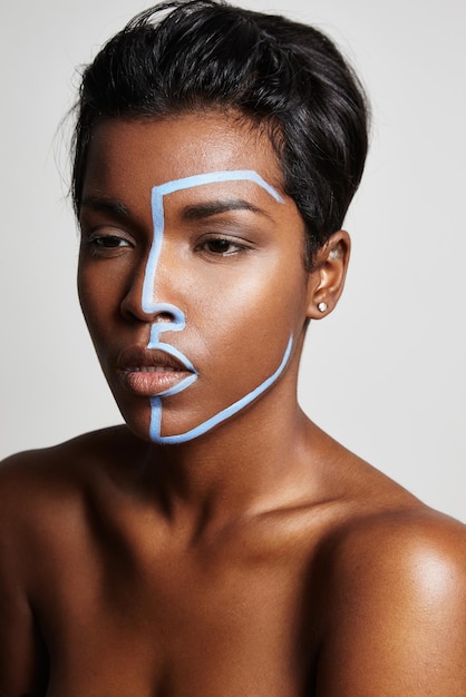 Foto grátis mulher com uma linha azul no rosto