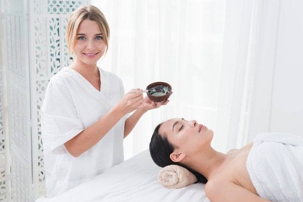 Mulher com uma máscara facial num spa