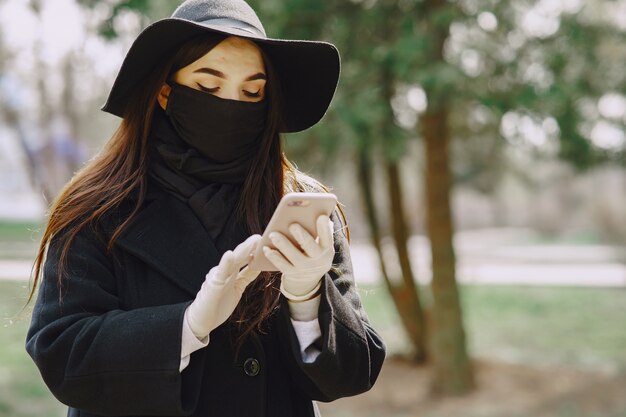 Mulher com uma máscara fica na rua