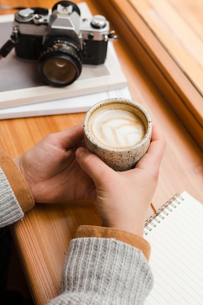 Foto grátis mulher com uma xícara de café