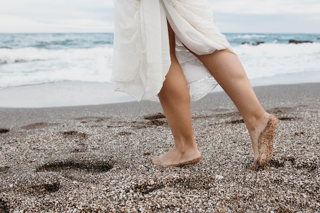 Mulher com vestido de noiva na praia