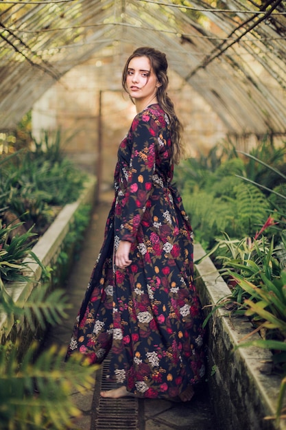 Mulher, com, vestido floral, e, pés descalços