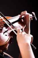 Foto grátis mulher com violino