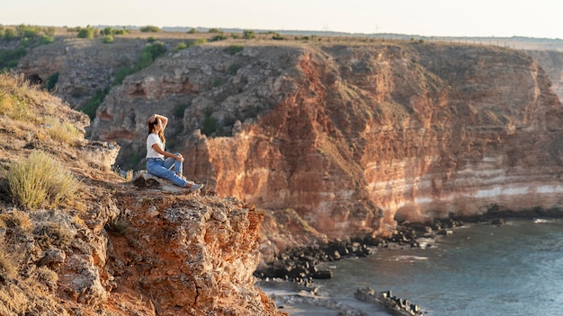 Mulher com vista lateral apreciando a vista com espaço de cópia