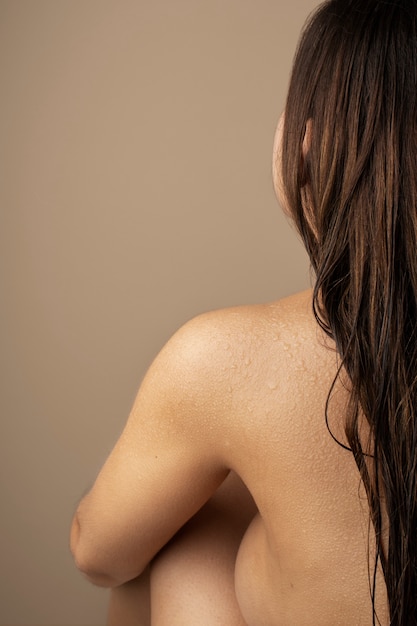 Foto grátis mulher com vista lateral da pele hidratada