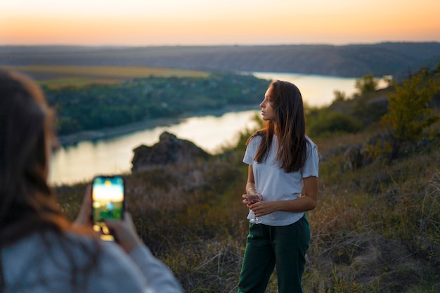 Foto grátis mulher com vista lateral posando ao ar livre