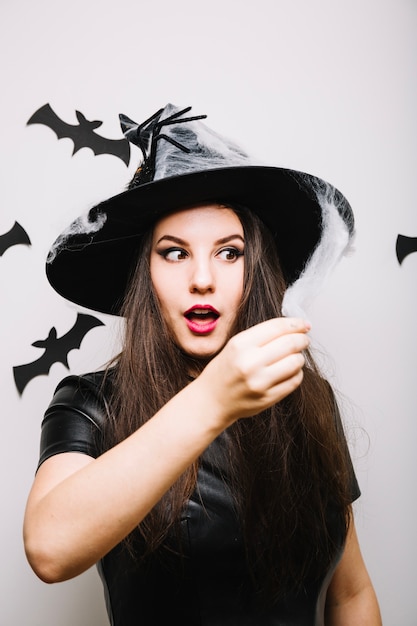 Foto grátis mulher com web no chapéu de halloween