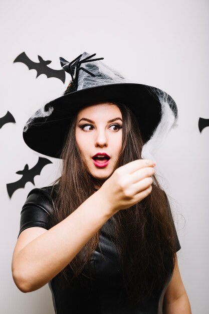 Mulher com web no chapéu de Halloween