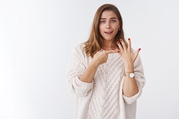 mulher começando a discutir namorado chateada esperar proposta mostrando a palma da mão apontando dedo anelar farta de ser namorada quero casamento