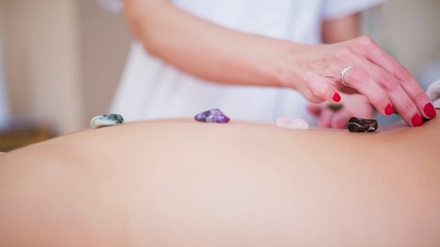 Mulher começando massagem de pedra