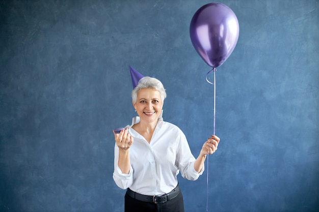 Mulher comemora aniversário com balão