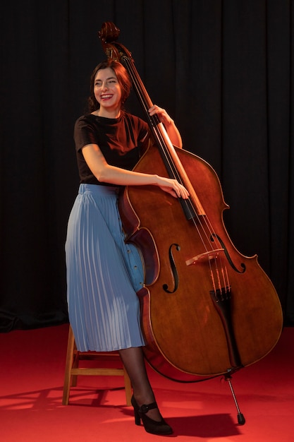 Foto grátis mulher comemorando evento do dia do jazz