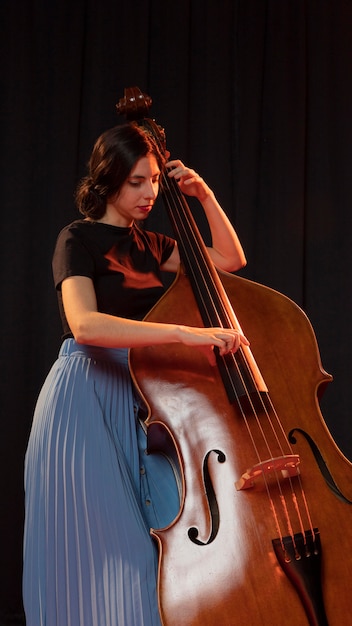 Foto grátis mulher comemorando evento do dia do jazz