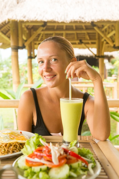 Mulher comendo almoço saudável