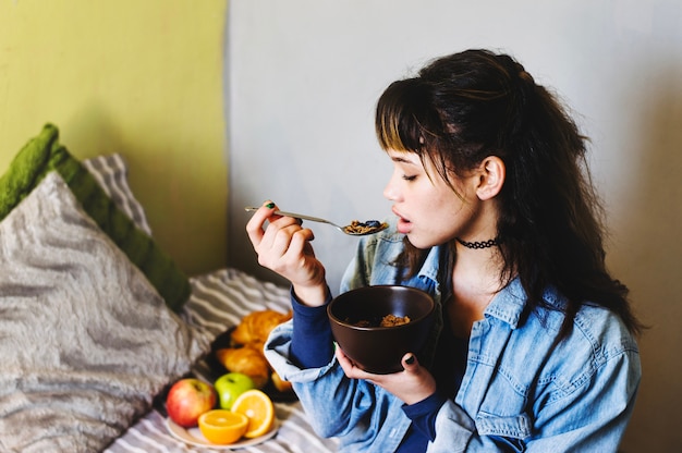 Foto grátis mulher comendo cereal em casa