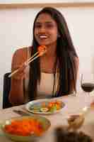 Foto grátis mulher comendo e bebendo em um jantar