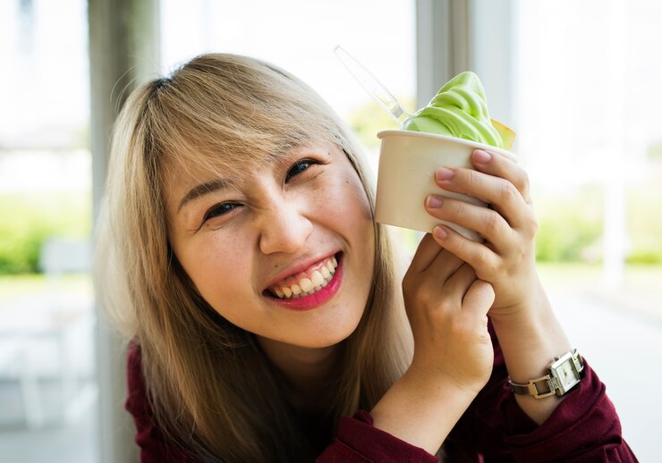 Foto grátis mulher, comer, melão, ice-cream, em, um, copo