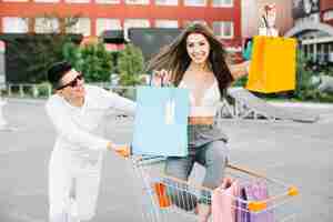 Foto grátis mulher comprando carrinho de compras