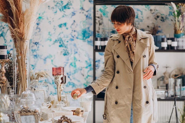 Foto grátis mulher comprando coisas em uma loja de decoração