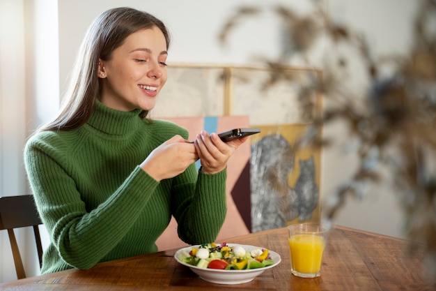 Mulher comprando frutas online usando seu smartphone