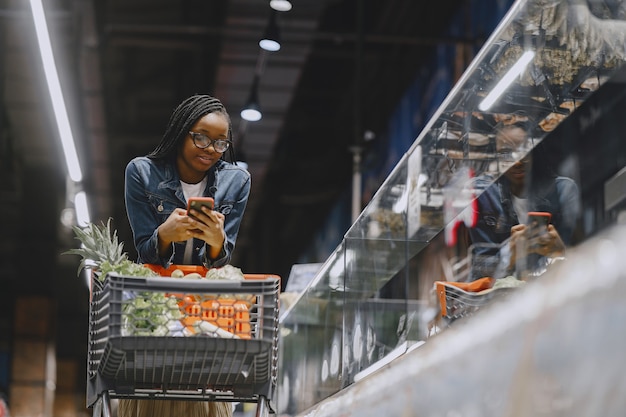 Mulher comprando vegetais no supermercado