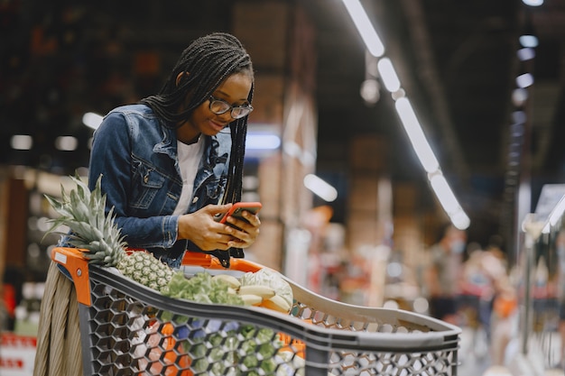 Mulher comprando vegetais no supermercado